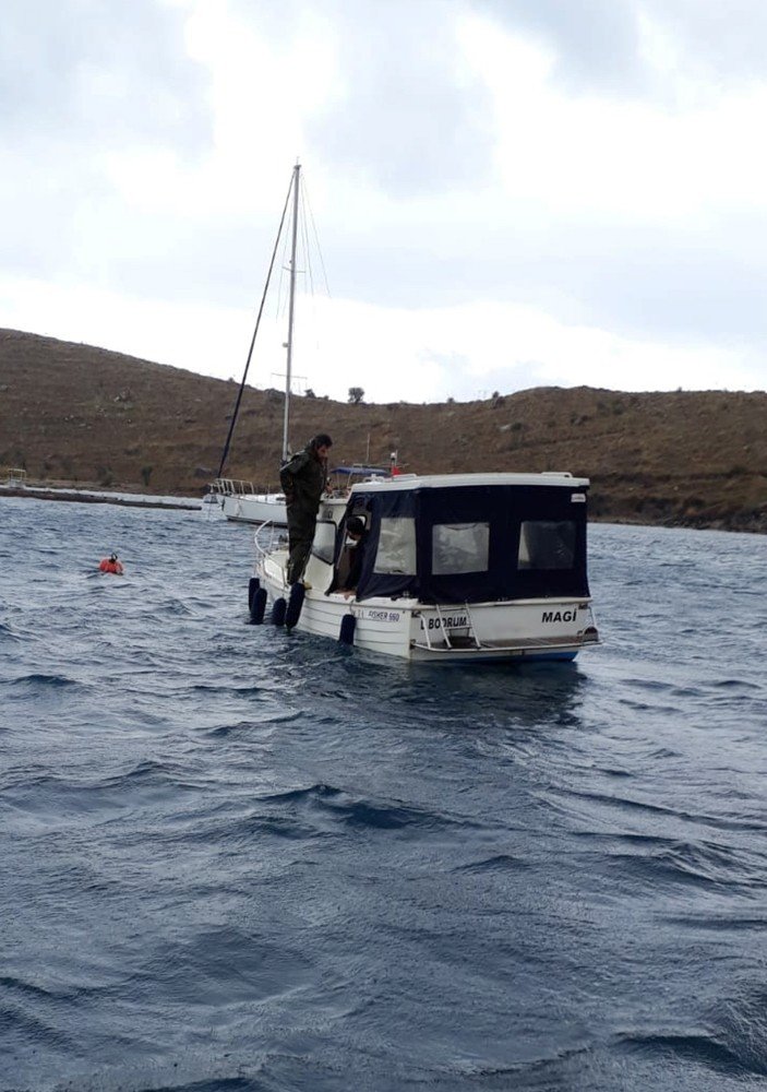 Arızalan tekne mürettebatını Sahil Güvenlik kurtardı
