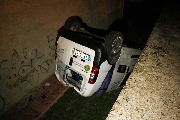 Otomobil sitenin bahçesine düştü: 3 yaralı
