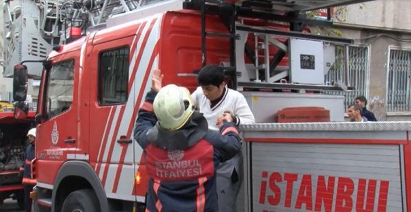 Fatih'te yangın'da mahsur kalan 2 çocuğu itfaiye kurtarıldı