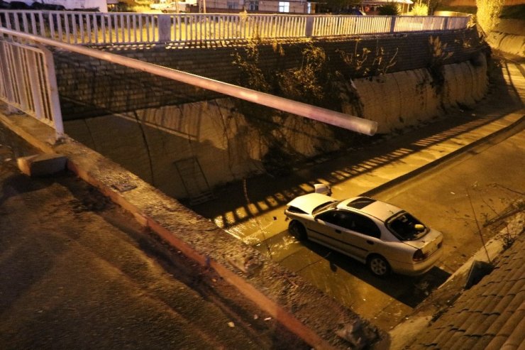 Sancaktepe’de otomobil su kanalına uçtu