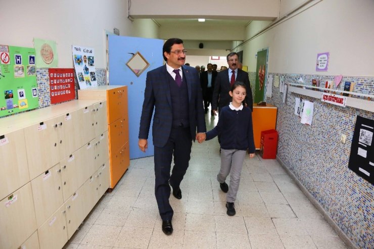 Okul ziyaretinde iki başkan el ele