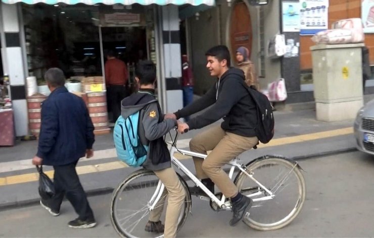 Tek bisiklet 2 öğrenci