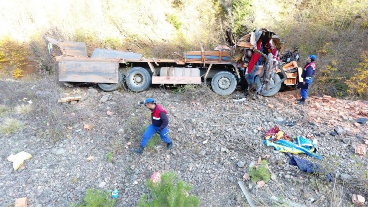 Tuğla yüklü kamyon şarampole yuvarlandı: 2 ölü, 1 yaralı