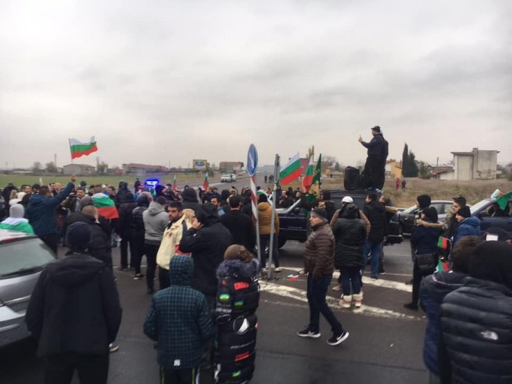 Bulgaristan’da protestocular Türkiye sınırına giden yolları kapattı