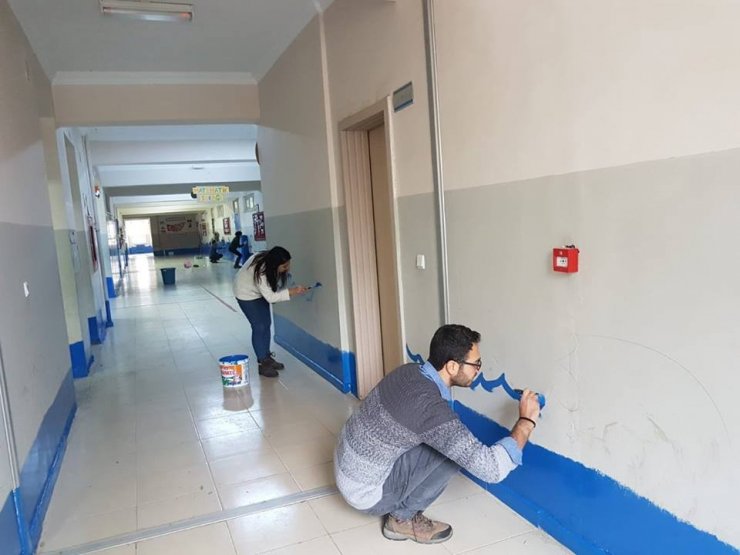 Beytüşşebap’ta görev yapan öğretmenler okulları boyadı