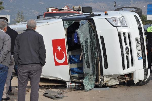 Gaziantep'te otomobil ile minibüs çarpıştı: 16 yaralı