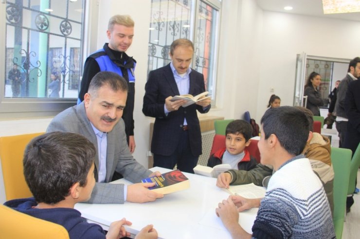Vali Akbıyık, Çocuk Oyun ve Kültür Merkezini ziyaret etti