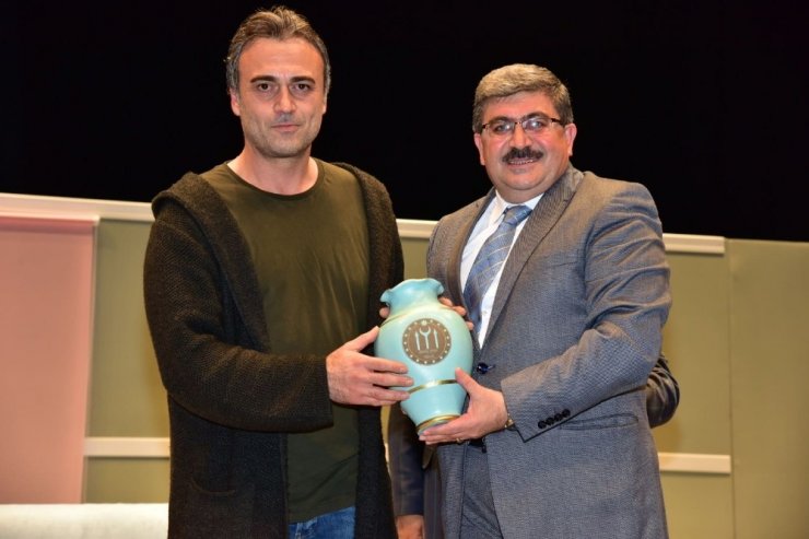 Sanatçı Kutsi, nişanlısının yer aldığı tiyatro oyunu seyretmek için Bilecik’e geldi