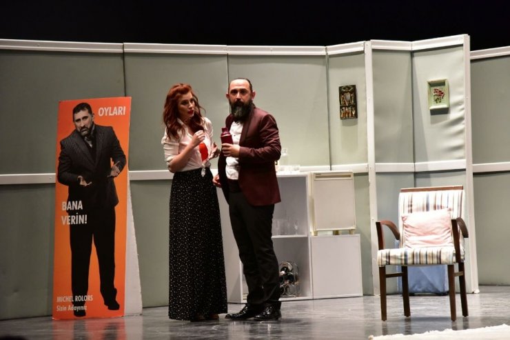 Sanatçı Kutsi, nişanlısının yer aldığı tiyatro oyunu seyretmek için Bilecik’e geldi