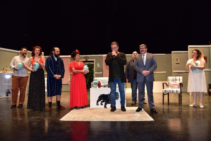 Sanatçı Kutsi, nişanlısının yer aldığı tiyatro oyunu seyretmek için Bilecik’e geldi