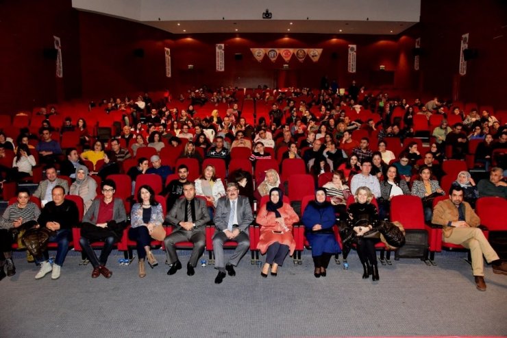 Sanatçı Kutsi, nişanlısının yer aldığı tiyatro oyunu seyretmek için Bilecik’e geldi