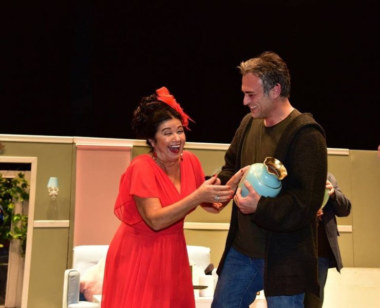 Sanatçı Kutsi, nişanlısının yer aldığı tiyatro oyunu seyretmek için Bilecik’e geldi