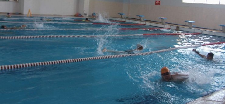 Siirtli engelliler eğlenerek yüzmeyi öğreniyor