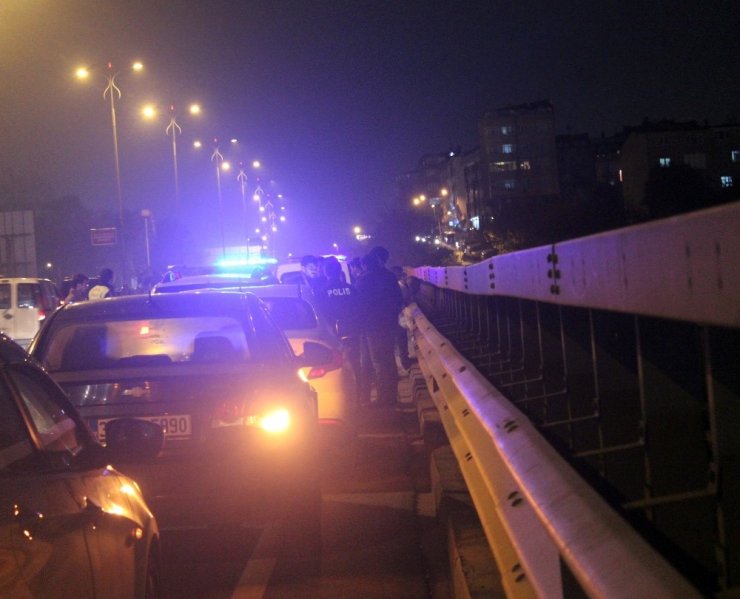 Viyadük’te intihar girişimi trafiği alt üst etti