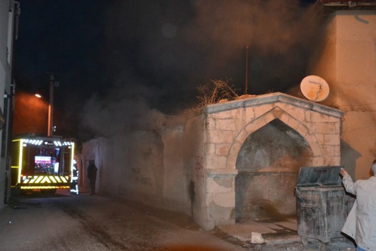Karaman’da kerpiç evin çatısında çıkan yangın korkuttu