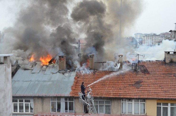 Öğrencilerin çatıya bıraktığı kül yangın çıkardı