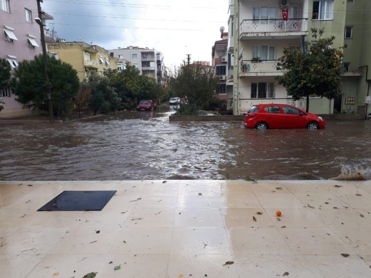 Sağanak yağış dakikalar içerisinde İzmir’in doğu ilçelerini vurdu