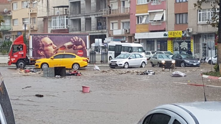 Sağanak yağış dakikalar içerisinde İzmir’in doğu ilçelerini vurdu