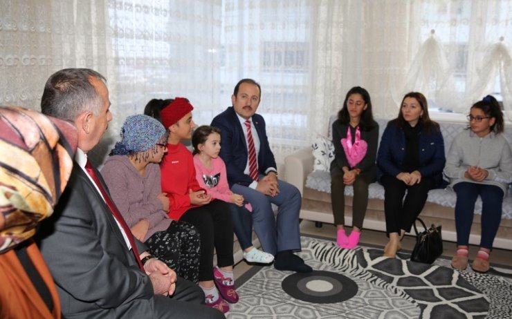 Vali Ali Hamza Pehlivan ve eşi Yıldız Pehlivan çocuklarla buluştu