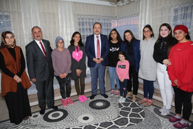 Vali Ali Hamza Pehlivan ve eşi Yıldız Pehlivan çocuklarla buluştu