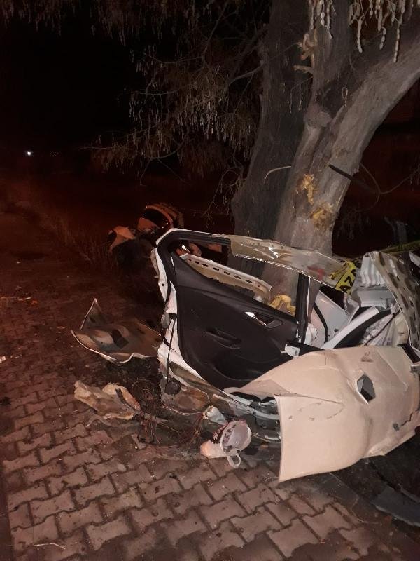 Konya'da otomobil ağaca çarptı, Fatma öğretmen yaşamını yitirdi