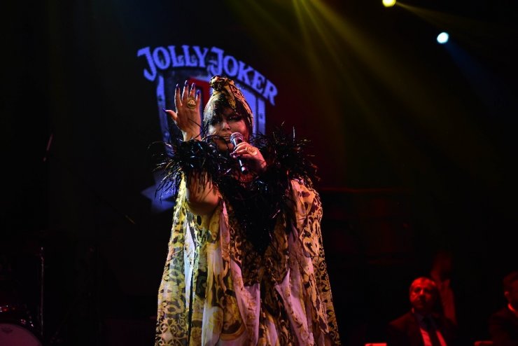 Diva bu kıyafeti çok sevdi