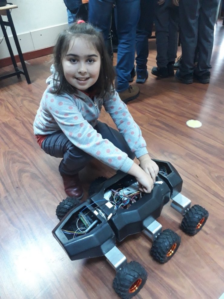 İlkokul öğrencilerine robotik kodlama etkinliği