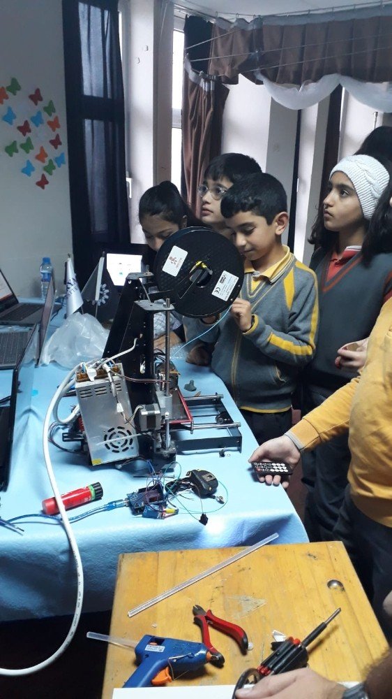 İlkokul öğrencilerine robotik kodlama etkinliği