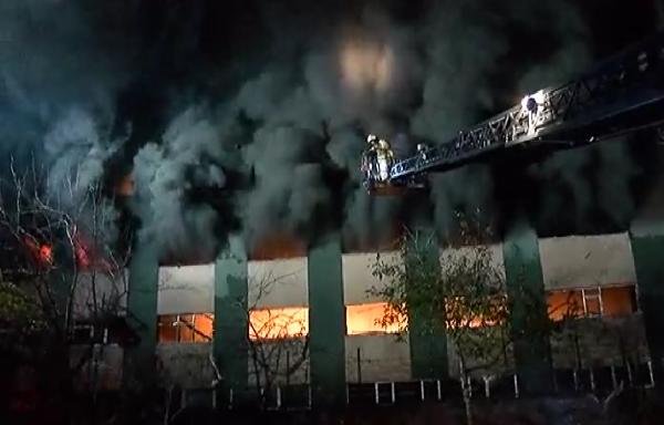 Maltepe'de plastik fabrikasında yangın (1)