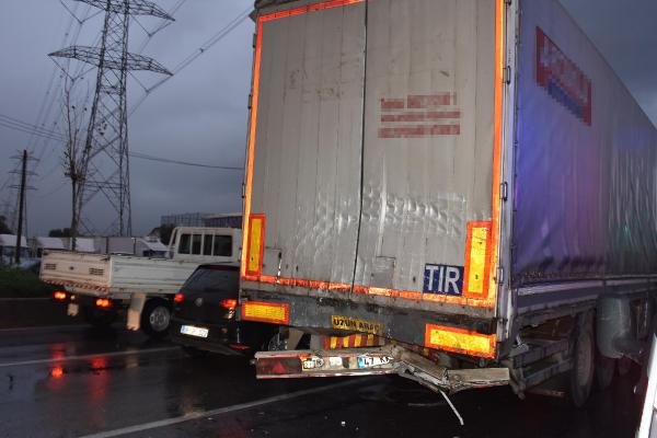TIR'a çarpan kamyonetin sürücüsü öldü