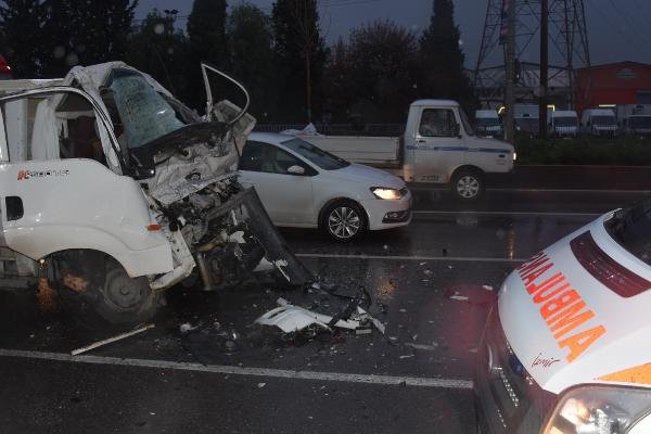 TIR'a çarpan kamyonetin sürücüsü öldü