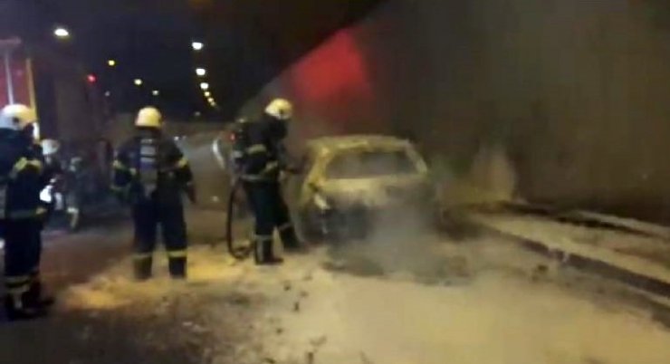 TEM otoyolunda seyir halindeki otomobil alev alev yandı