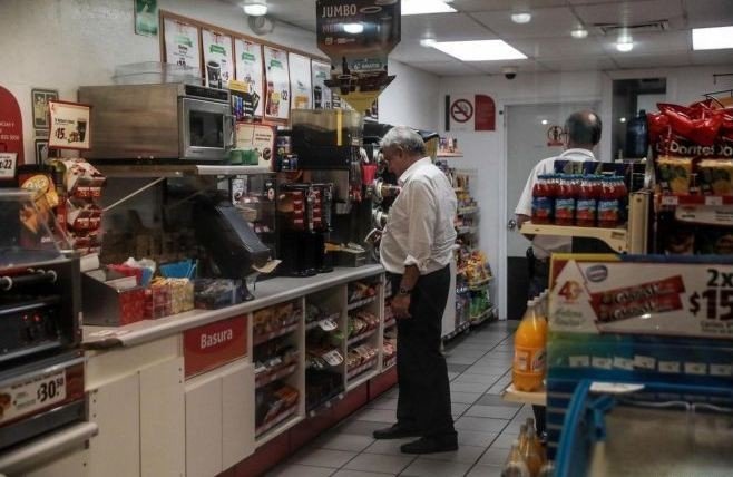 Meksika Cumhurbaşkanı markette kahvesini yaparken görüntülendi