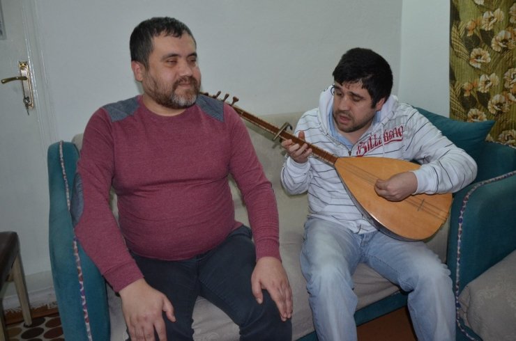 Görme engelli müzisyen kardeşler 600 türküyü ezbere biliyor