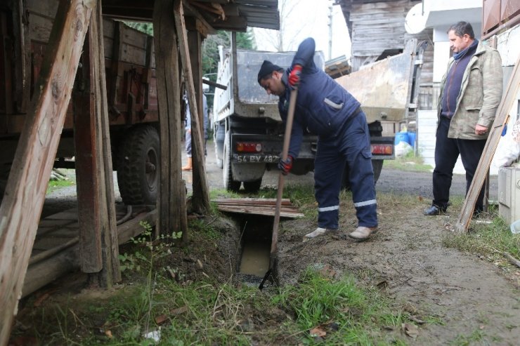 Sapanca Belediyesi ekipleri mazgallara yenileme yapıyor