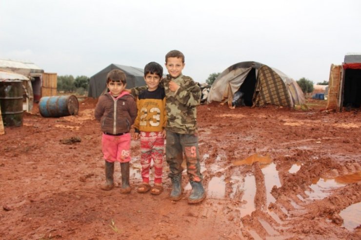 Suriye’deki kamplar çamur içinde