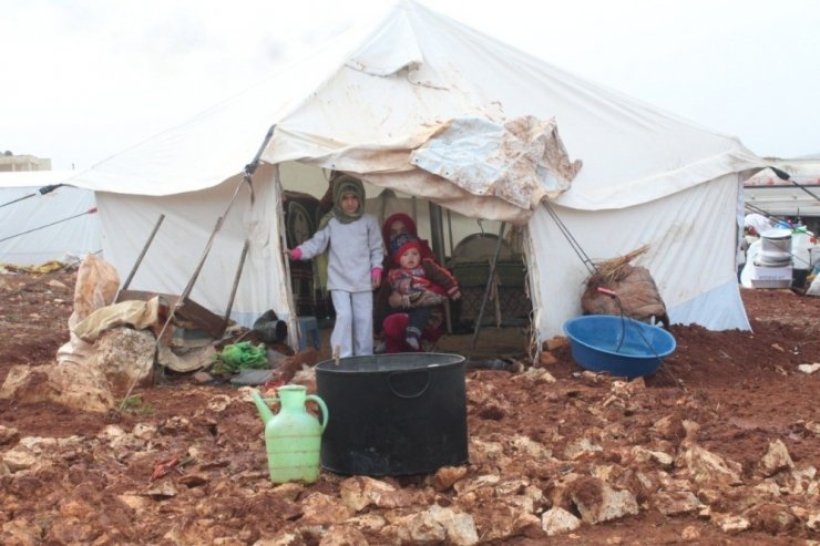 Suriye’deki kamplar çamur içinde