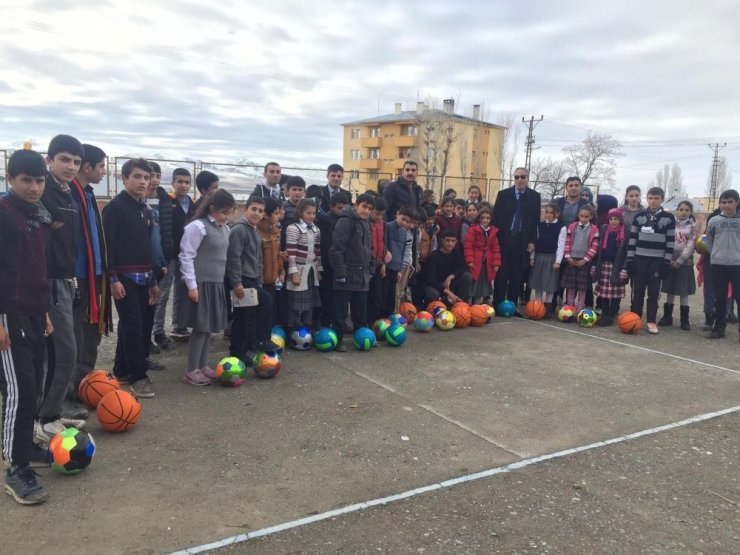 Saray’daki 44 okulla spor malzemesi desteği