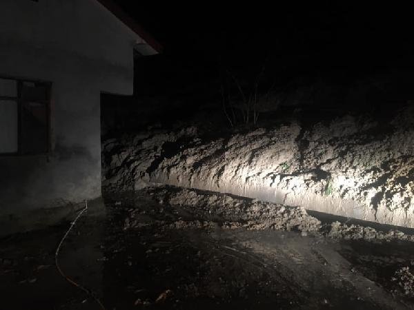 Yağmur nedeniyle toprak kaydı, istinat duvarı yıkılan ev boşaltıldı