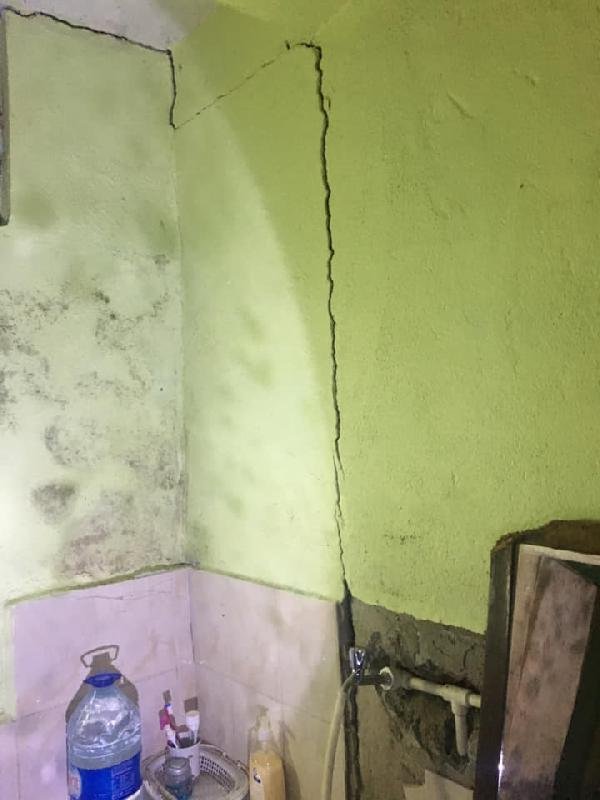 Yağmur nedeniyle toprak kaydı, istinat duvarı yıkılan ev boşaltıldı
