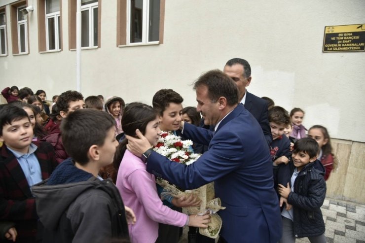 Başkan Çimen okul ziyaretlerini devam ettiriyor