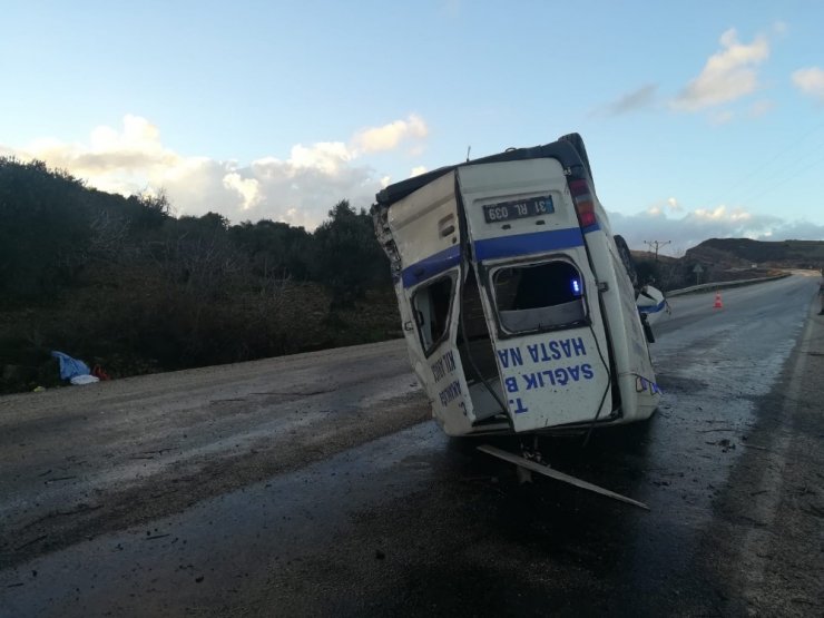 Hatay’da ambulans devrildi: 2 yaralı