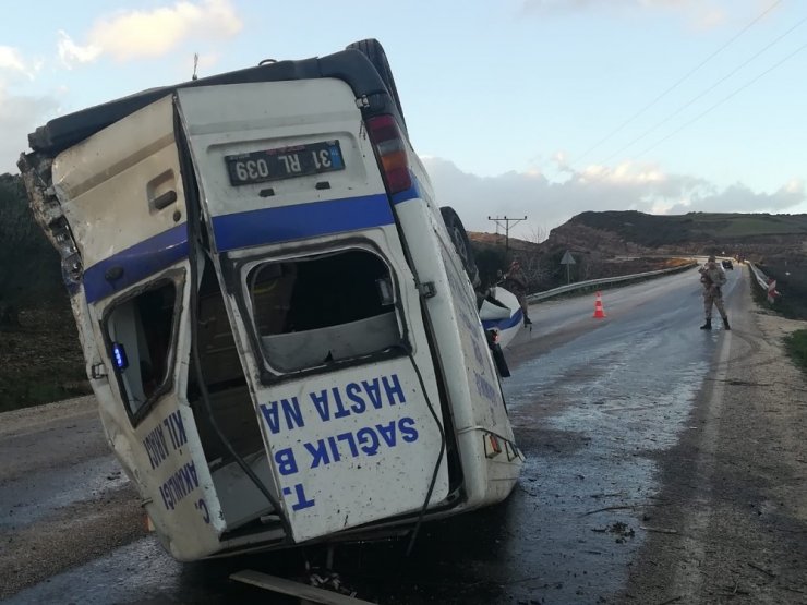 Hatay’da ambulans devrildi: 2 yaralı