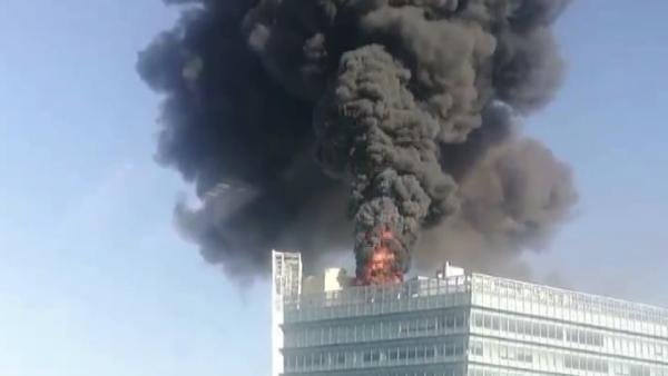 Pekin'de Google'ın da ofisinin bulunduğu kulede yangın