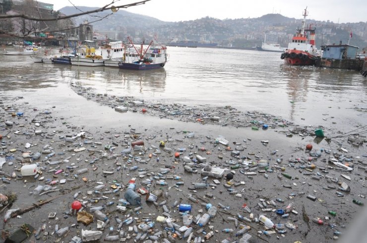 Derelerin getirdiği çöpler limana doldu