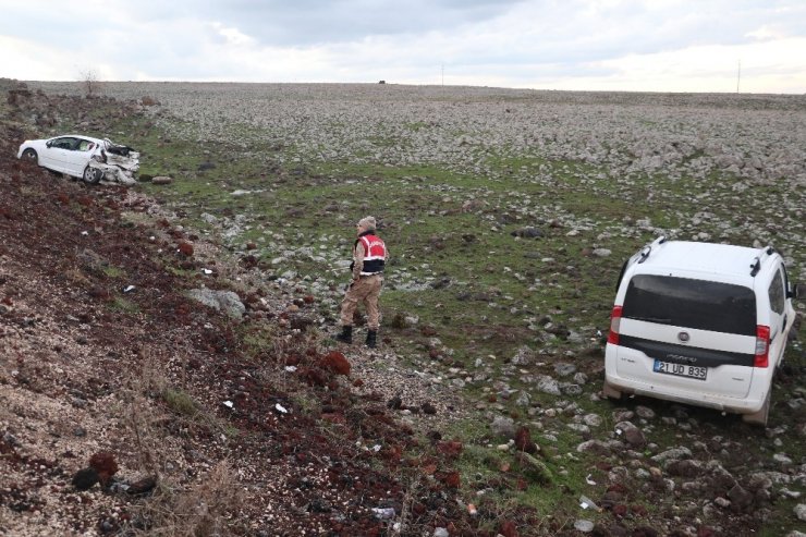 Diyarbakır’da iki araç şarampole yuvarlandı: 2 yaralı