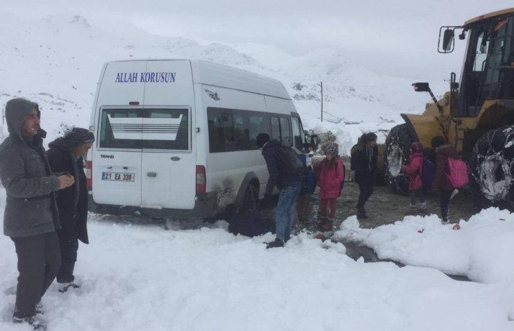 Kar ve tipide mahsur kalan öğrenciler kurtarıldı