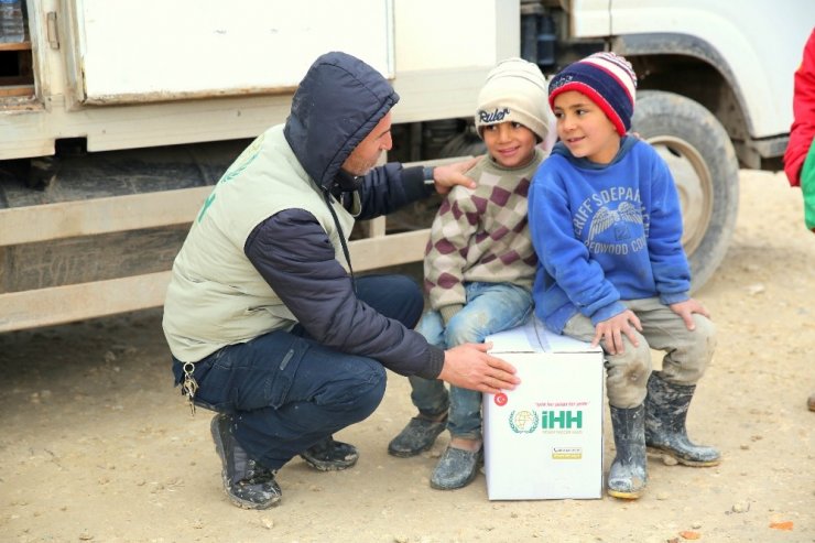 Çadırlarda yaşayan Suriyeli 600 aileye gıda yardımı