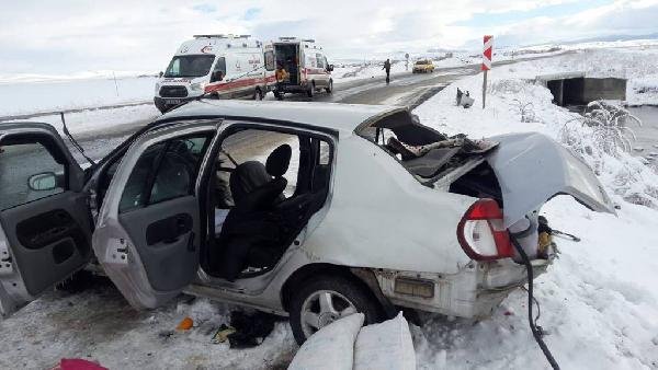 Midibüs ile otomobil buzlanan yolda çarpıştı: 8 yaralı