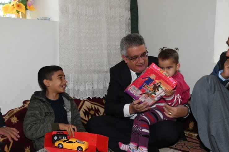 Vali Aykut Pekmez Gerger’deki şehit ailelerini ziyaret etti